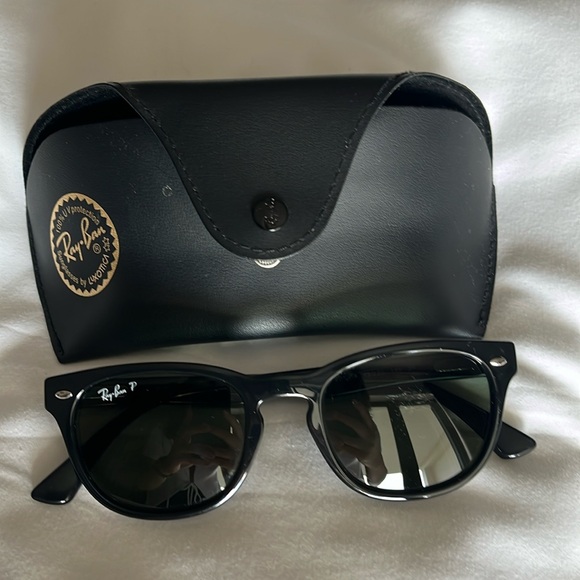Black Ray Ban Retro Wayfarer Sunglasses - Picture 1 of 3